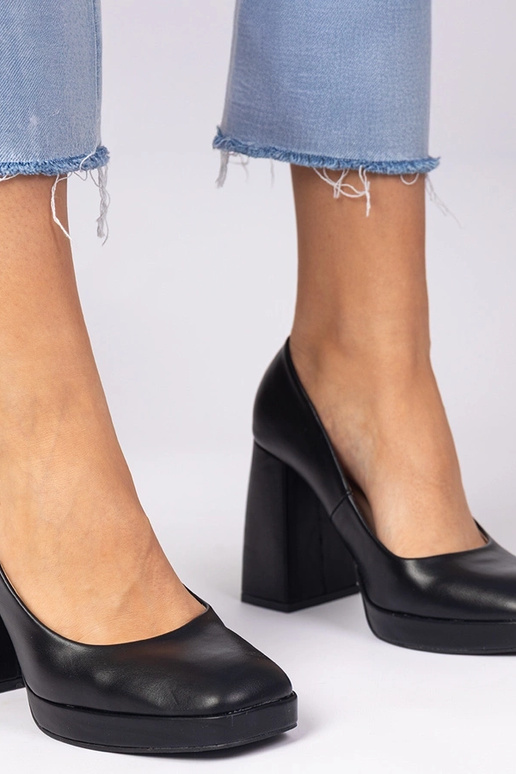 Mustad kontsad ruudukujulise ninaga...