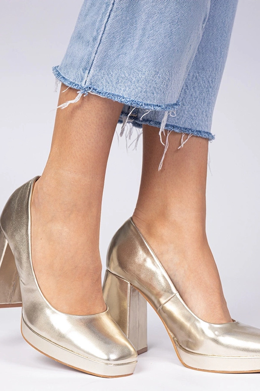 Kuldne kontsad ruudukujulise ninaga...