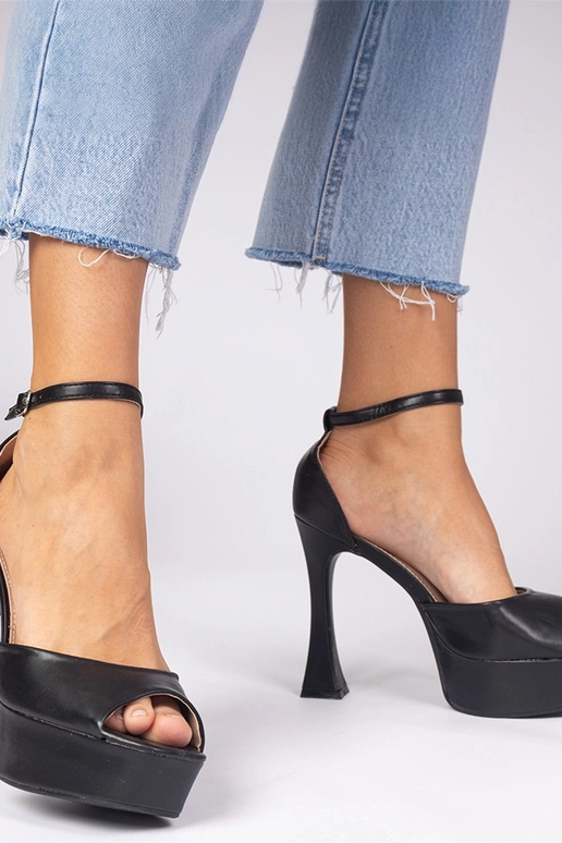 Mustad sandaalid kõrgel kontsal Tesli