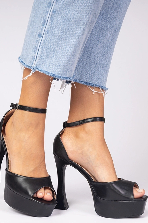 Mustad sandaalid kõrgel kontsal Tesli