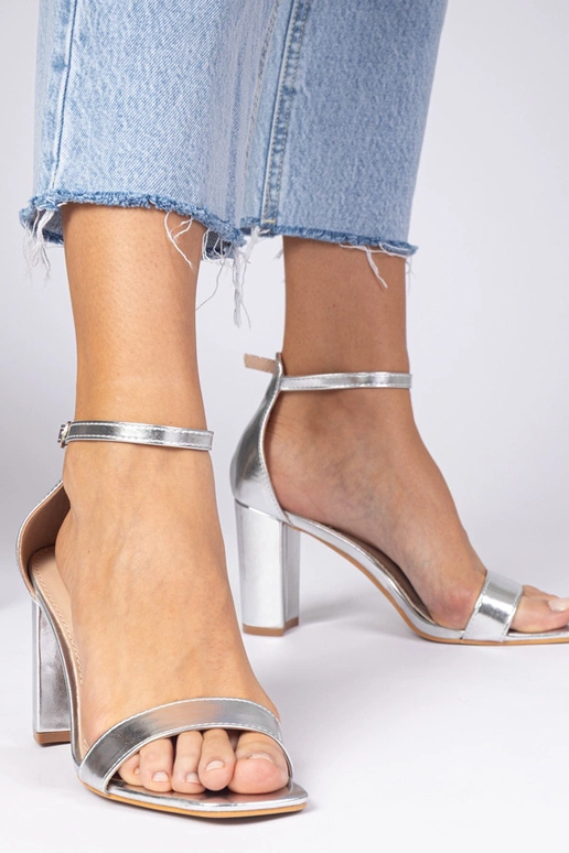 Hõbedased sandaalid kõrgel kontsal...