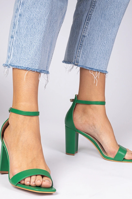 Rohelised sandaalid kõrgel kontsal...