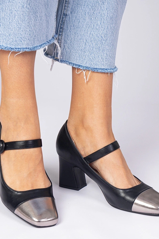 Mustad naiste kingad hõbedase ninaga...