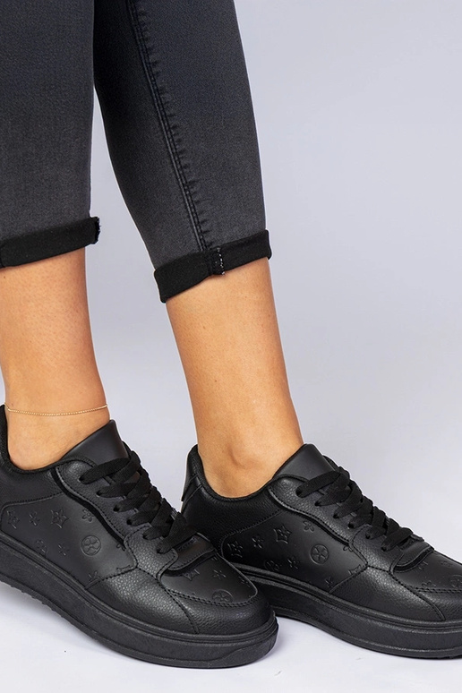 Mustad spordijalatsid kunstnahast...