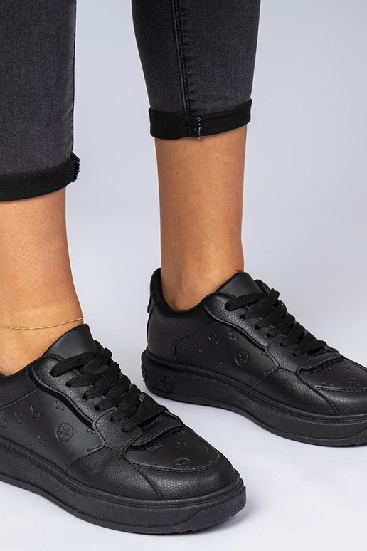 Mustad spordijalatsid kunstnahast...