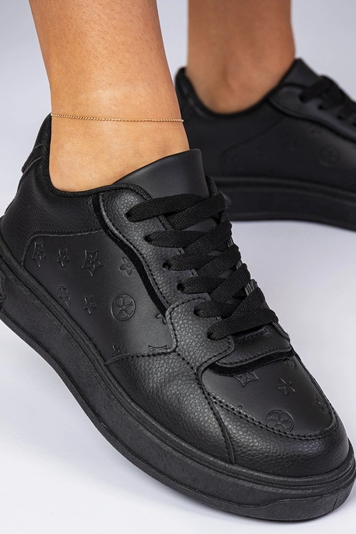 Mustad spordijalatsid kunstnahast...