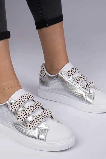 Hõbedased sneakersid looma...