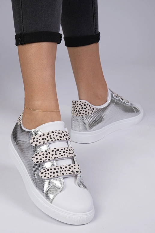 Hõbedased sneakersid looma motiiviga... Hõbedased sneakersid looma motiiviga...