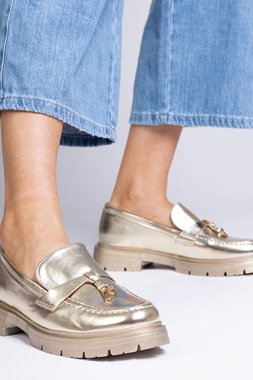 Kuldne elegantne mokasiin...