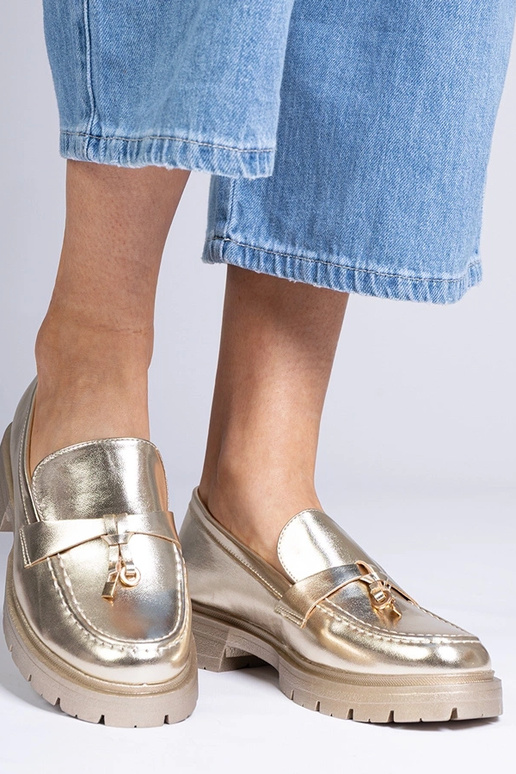 Kuldne elegantne mokasiin kunstnahast...