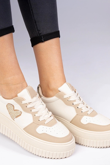 Pruunid naiste sneakersid sädelevate südamega Laira