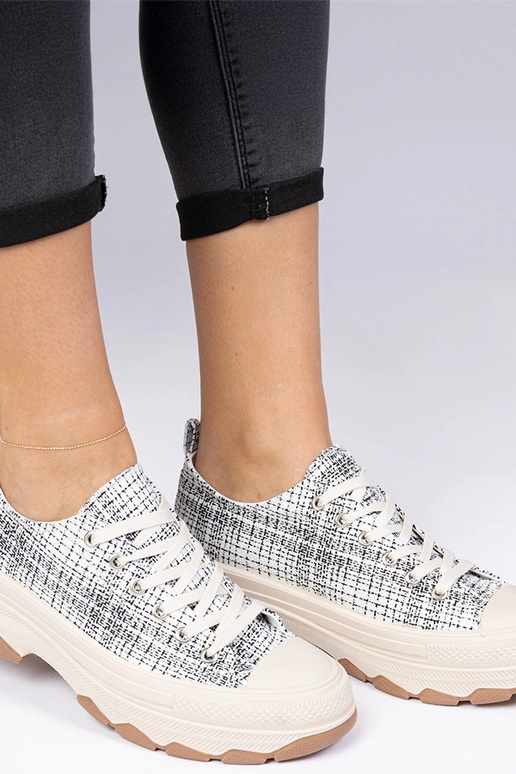 Valged-mustad tossud paksul tallal...