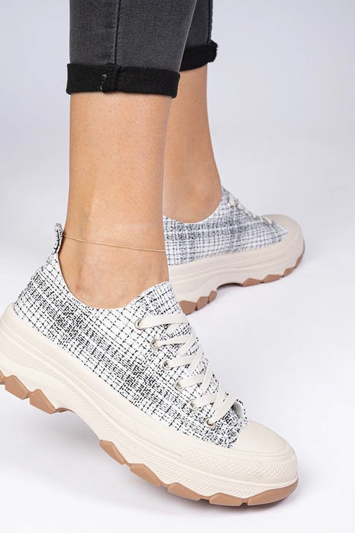 Valged-mustad tossud paksul tallal...