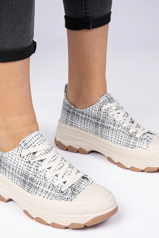 Valged-mustad tossud paksul tallal...