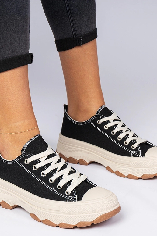 Mustad tossud paksul taldadel Salsana