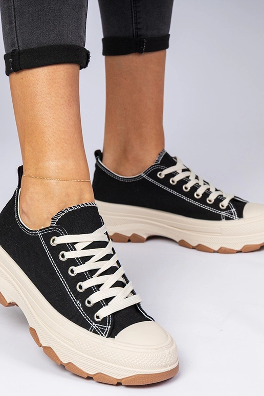 Mustad tossud paksul taldadel Salsana