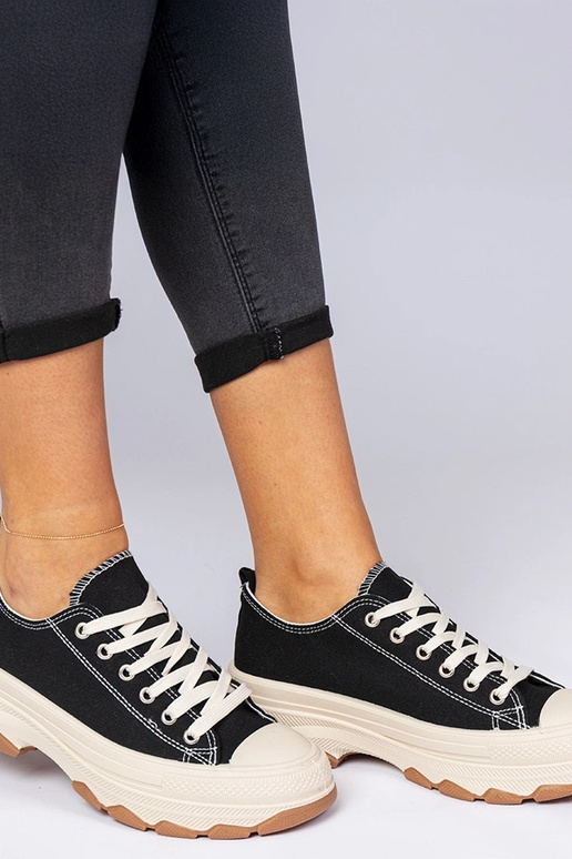 Mustad tossud paksul taldadel Salsana