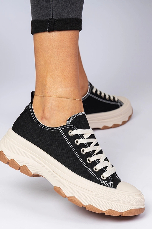 Mustad tossud paksul taldadel Salsana