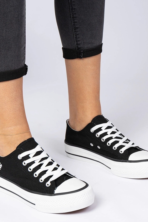 Mustad klassikalised naiste tossud...