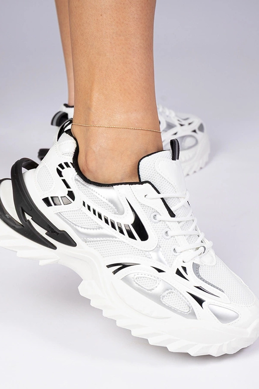 Valged spordisneakersid massiivsel... Valged spordisneakersid massiivsel...