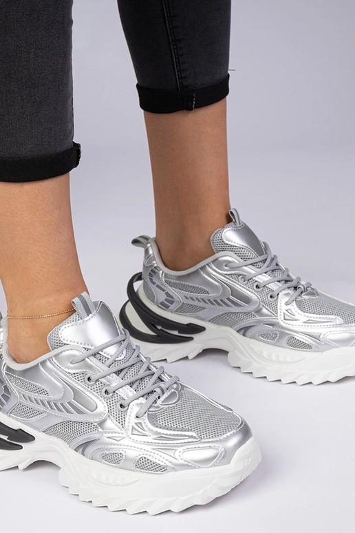 Hõbedased spordisneakersid massiivsel... Hõbedased spordisneakersid massiivsel...