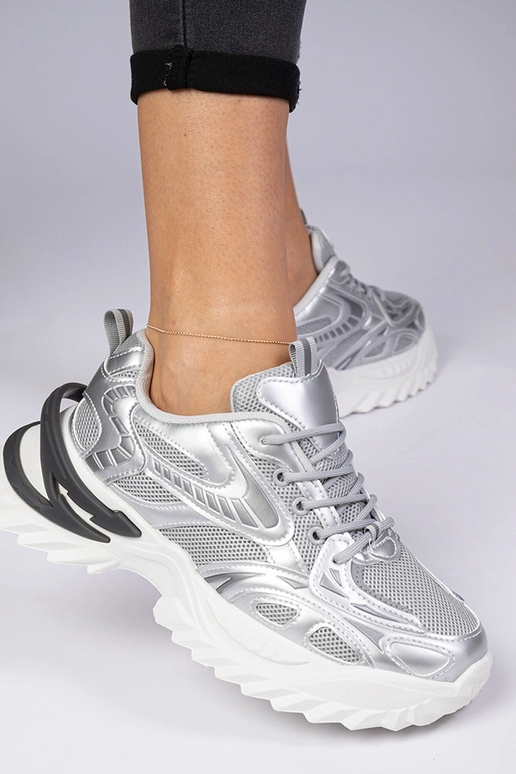 Hõbedased spordisneakersid massiivsel... Hõbedased spordisneakersid massiivsel...