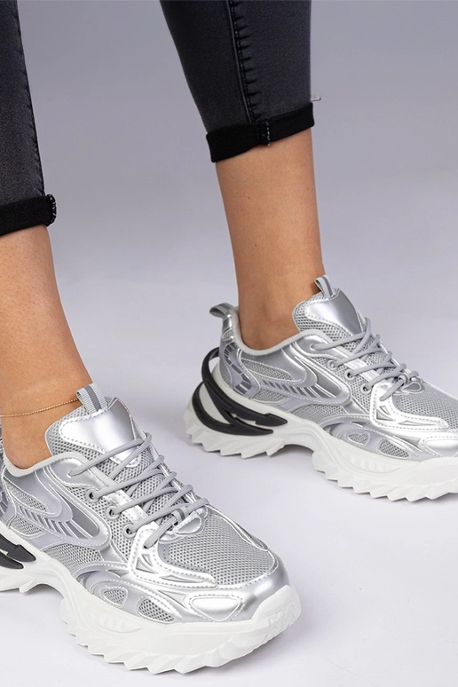 Hõbedased spordisneakersid massiivsel... Hõbedased spordisneakersid massiivsel...