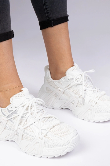 Valged stiilsed sneakersid massiivsel taldal Lukaro