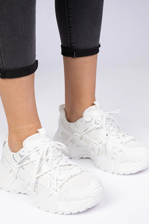 Valged stiilsed sneakersid massiivsel... Valged stiilsed sneakersid massiivsel...