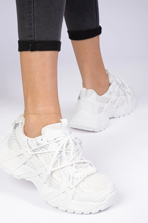 Valged stiilsed sneakersid massiivsel... Valged stiilsed sneakersid massiivsel...