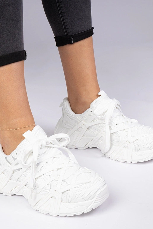 Valged sneakersid massiivsel taldal... Valged sneakersid massiivsel taldal...