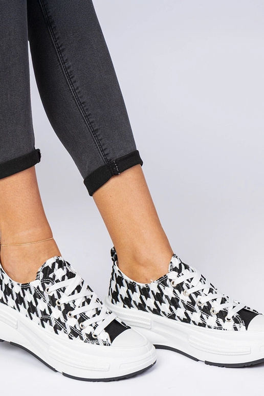 Valge-mustad naiste kangast tossud...