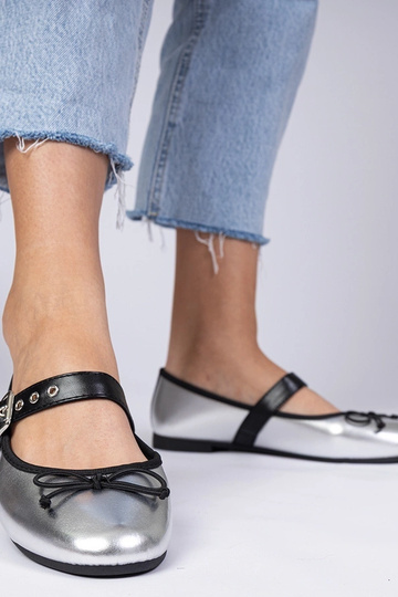 Hõbedased naiste baleriinid...