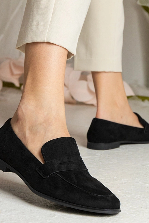 Musta naiste klassikalised mokasiinid...