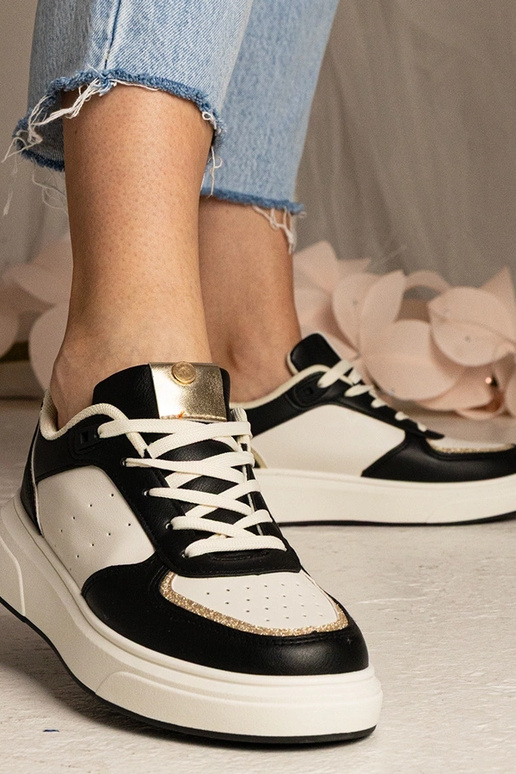 Mustad naiste spordijalatsid...