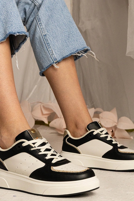 Mustad naiste spordijalatsid...