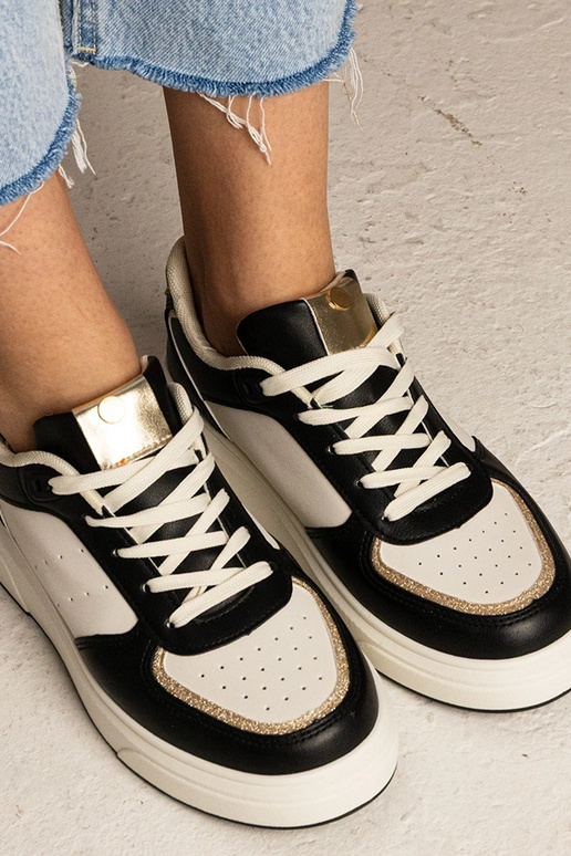 Mustad naiste spordijalatsid...