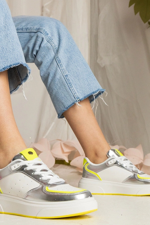 Hõbedased naiste spordijalatsid...