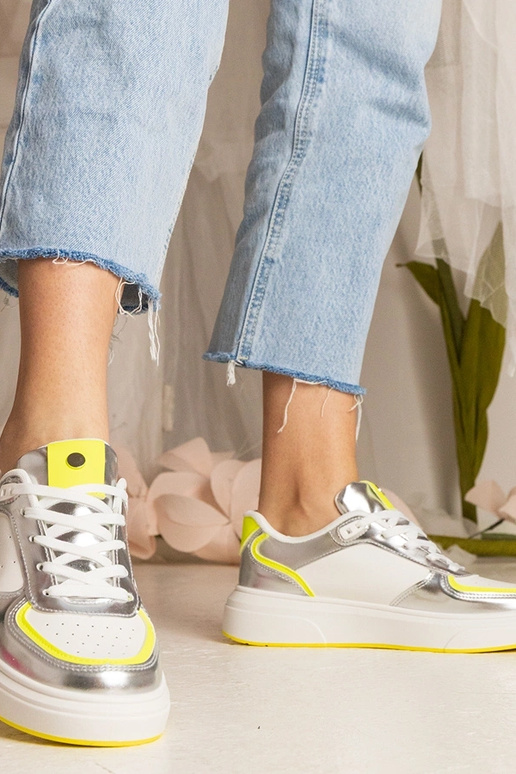 Hõbedased naiste spordijalatsid...