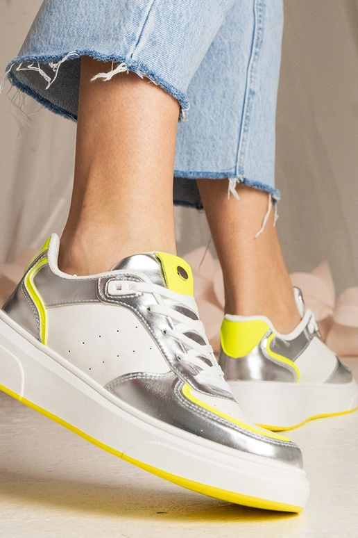 Hõbedased naiste spordijalatsid...