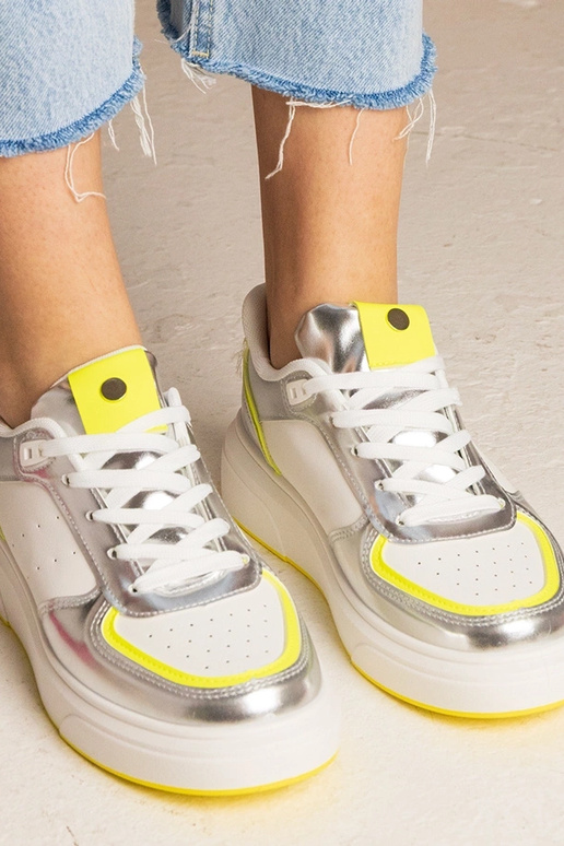 Hõbedased naiste spordijalatsid...