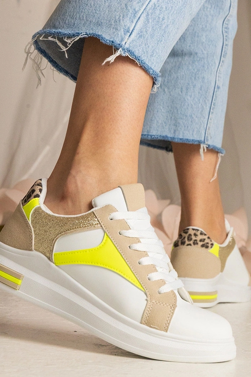 Valged naiste spordijalatsid sädeluse...