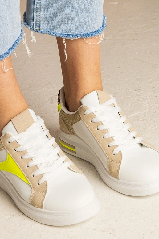 Valged naiste spordijalatsid sädeluse...