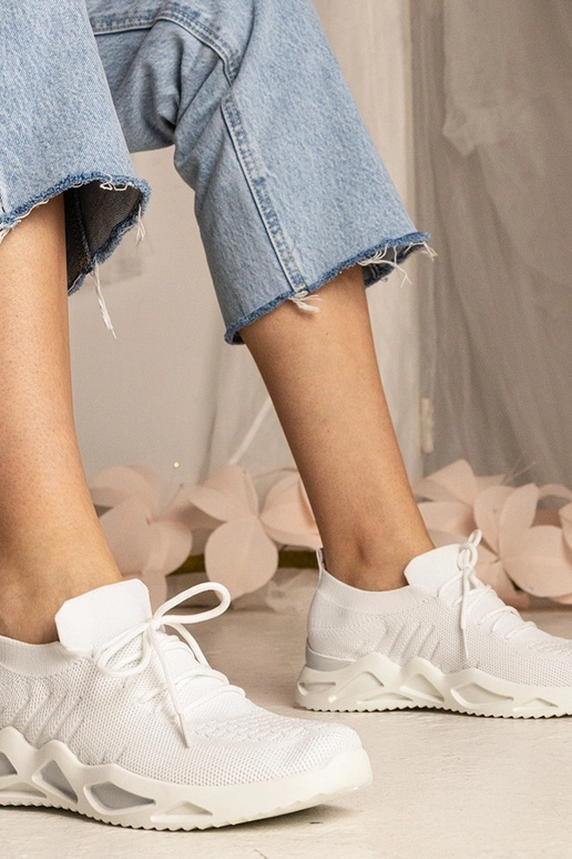 Valged naiste spordijalatsid...