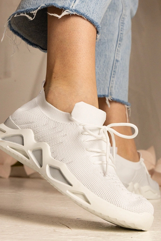 Valged naiste spordijalatsid...