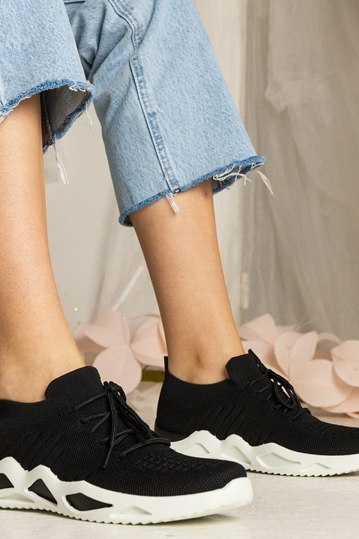 Mustad spordijalatsid sokk-tüüpi... Mustad spordijalatsid sokk-tüüpi...