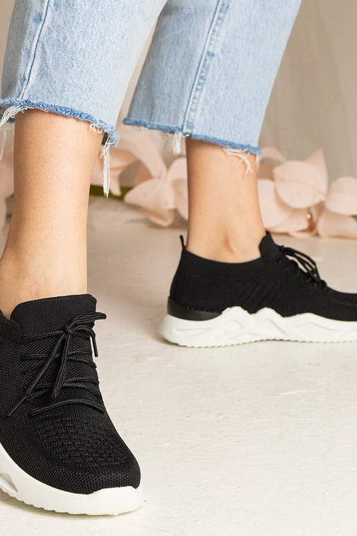 Mustad spordijalatsid sokk-tüüpi... Mustad spordijalatsid sokk-tüüpi...