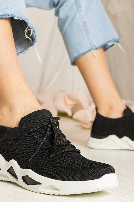 Mustad spordijalatsid sokk-tüüpi... Mustad spordijalatsid sokk-tüüpi...