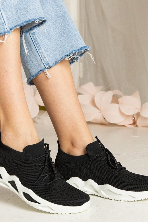 Mustad spordijalatsid sokk-tüüpi... Mustad spordijalatsid sokk-tüüpi...