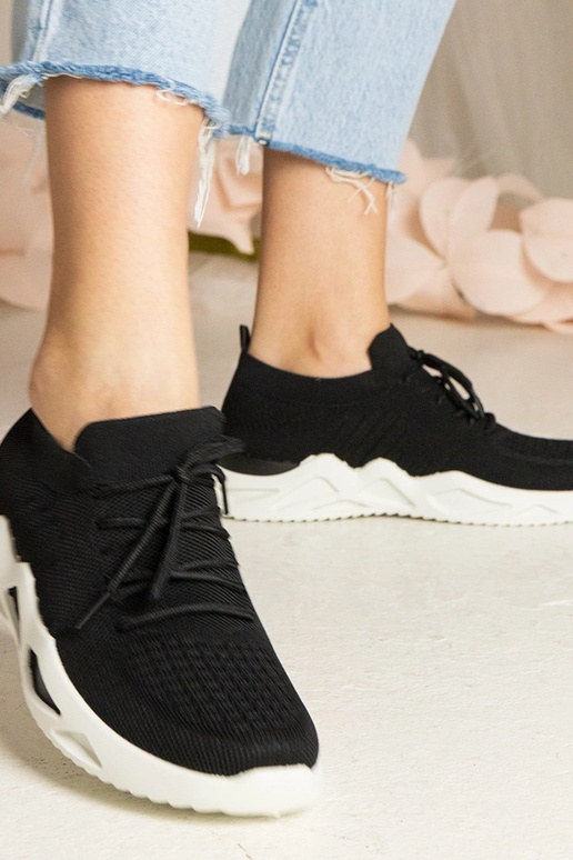 Mustad spordijalatsid sokk-tüüpi... Mustad spordijalatsid sokk-tüüpi...